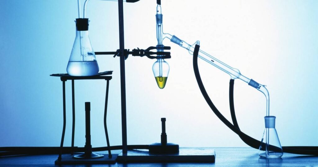 laboratoire de chimie pharmaceutique — chaque médicament est le résultat de synthèses chimiques complexes.